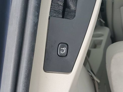 Used 2010 Chrysler Town & Country Limited w/ Entertainment Group #3 FWD image 8