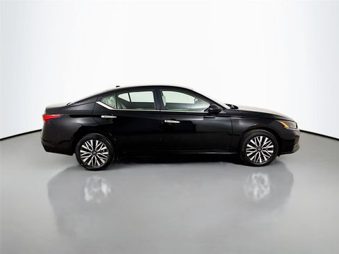 Used 2024 Nissan Altima 2.5 SV AWD/4WD image 16