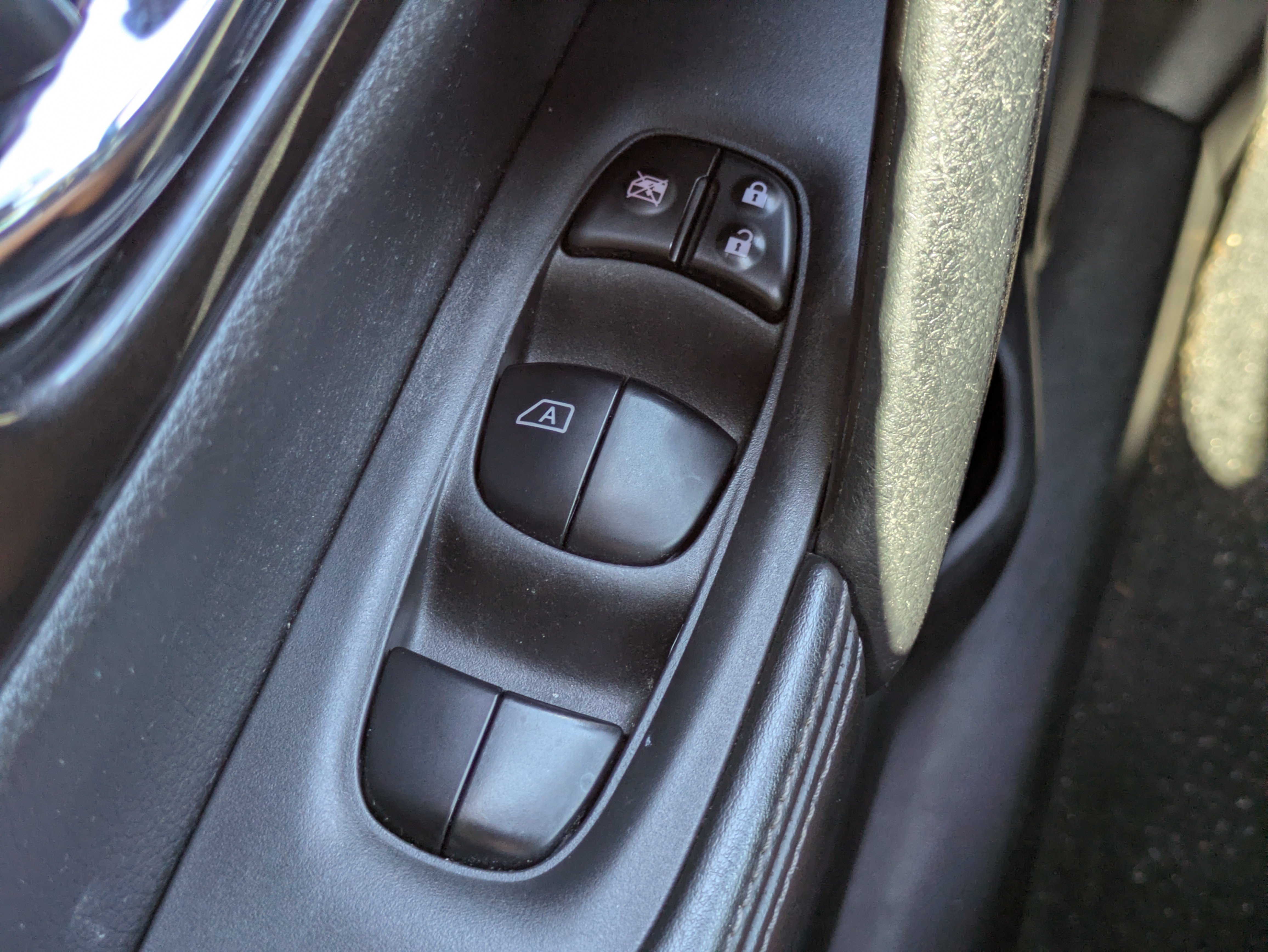 Used 2019 Nissan Rogue SV w/ Premium Package FWD image 23