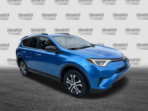 Used 2018 Toyota RAV4 LE FWD image 2