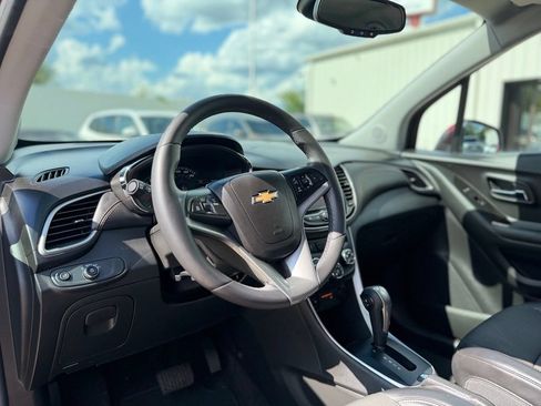 Used 2022 Chevrolet Trax LT w/ LT Convenience Package AWD/4WD image 12