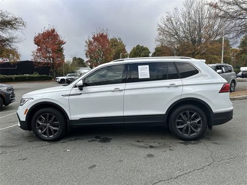 Used 2022 Volkswagen Tiguan SE image 2