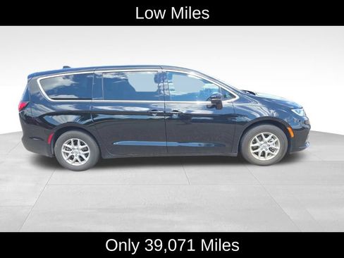 Used 2025 Chrysler Pacifica Select FWD image 2