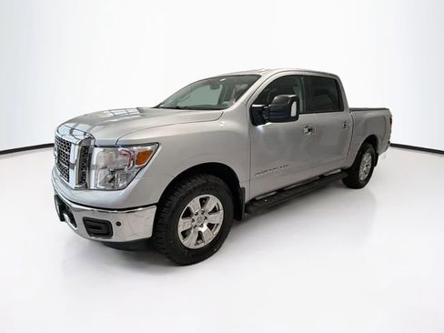 Used 2018 Nissan Titan SV w/ SV Convenience Package AWD/4WD image 3
