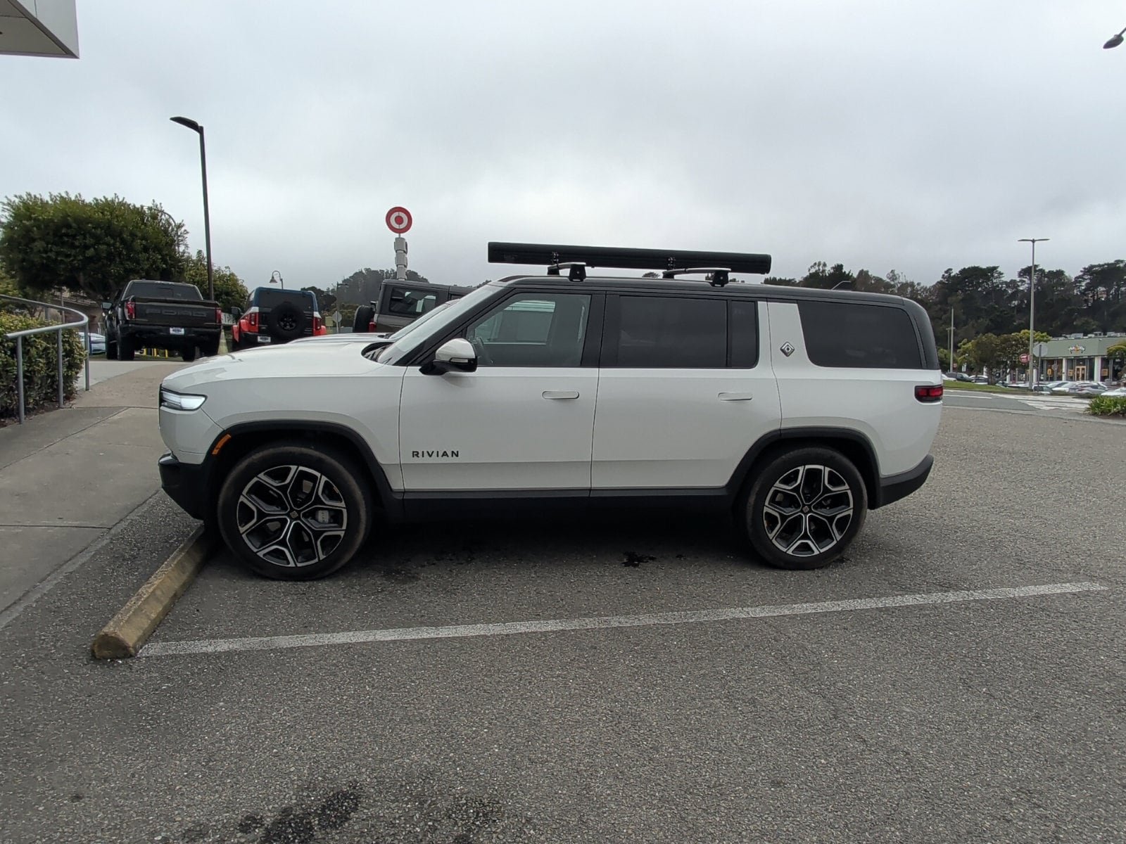 Used 2025 Rivian R1S Adventure Dual AWD/4WD image 9