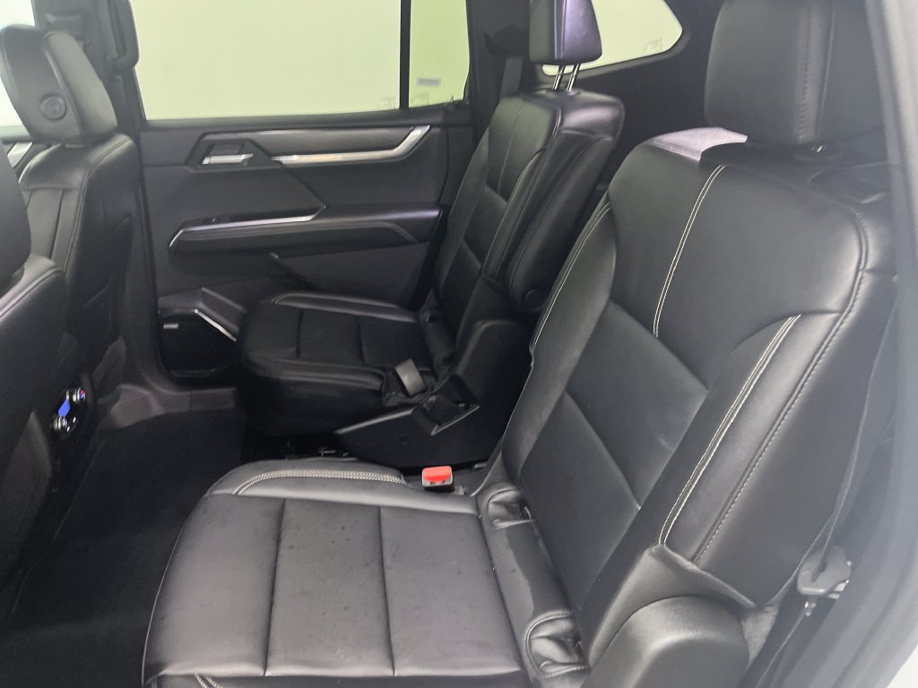 Used 2026 GMC Acadia Elevation w/ Elevation Premium Package FWD image 13