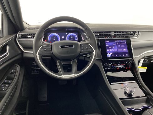 New 2025 Jeep Grand Cherokee Laredo w/ Luxury Tech Group I image 38