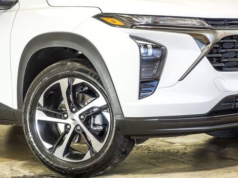 New 2026 Chevrolet Trax RS w/ Sunroof Package FWD image 4