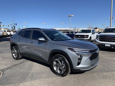 Used 2024 Chevrolet Trax LT w/ Driver Confidence Package image 3