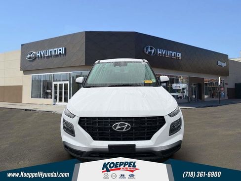 Certified 2023 Hyundai Venue SE FWD image 2