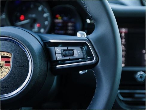 Certified 2025 Porsche Macan image 16