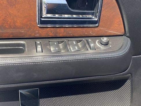 Used 2016 Lincoln Navigator Select AWD/4WD image 18