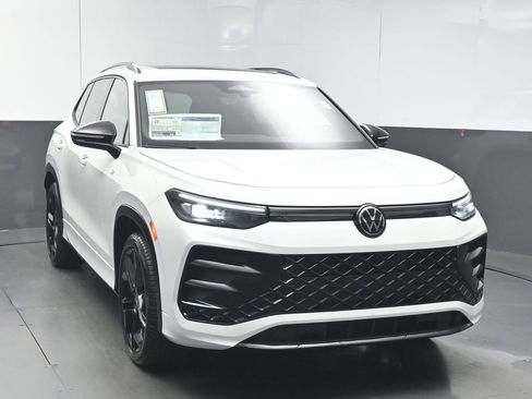 New 2026 Volkswagen Tiguan SE R-Line image 2