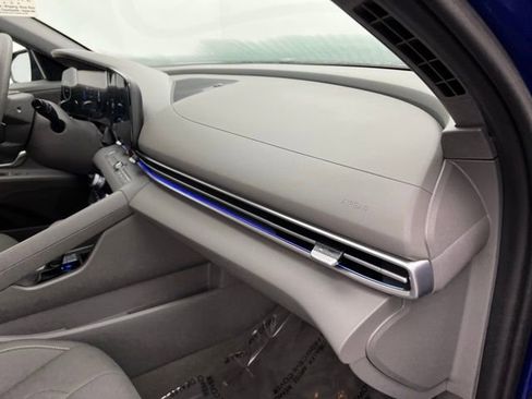 Used 2024 Hyundai Elantra SEL image 31