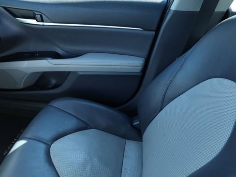 Used 2020 Toyota Camry XLE image 12