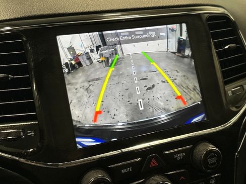 Used 2022 Jeep Grand Cherokee Limited image 22