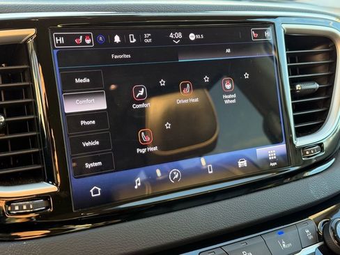 Used 2024 Chrysler Pacifica Touring-L image 25