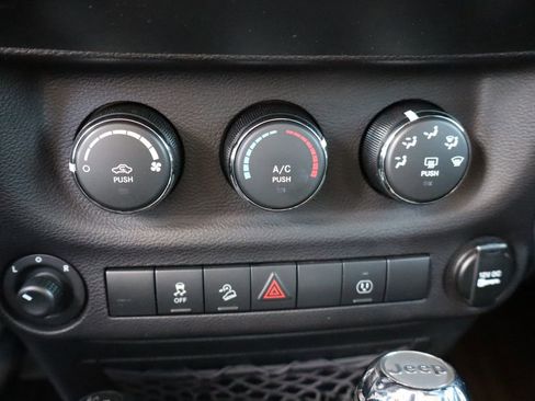 Used 2018 Jeep Wrangler Unlimited Sahara AWD/4WD image 22
