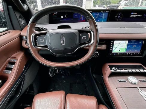 Used 2025 Lincoln Navigator L Reserve AWD/4WD image 10