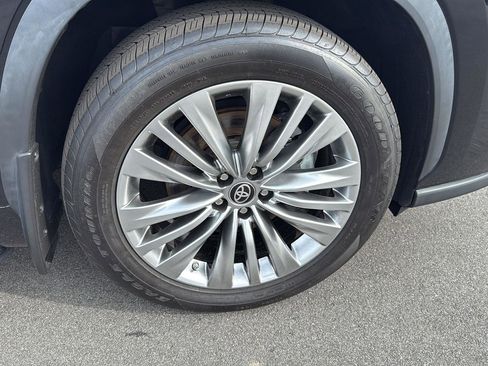 Used 2024 Toyota Highlander Platinum image 9