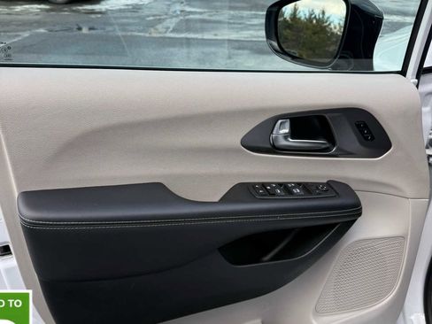 Certified 2024 Chrysler Pacifica Touring-L image 8