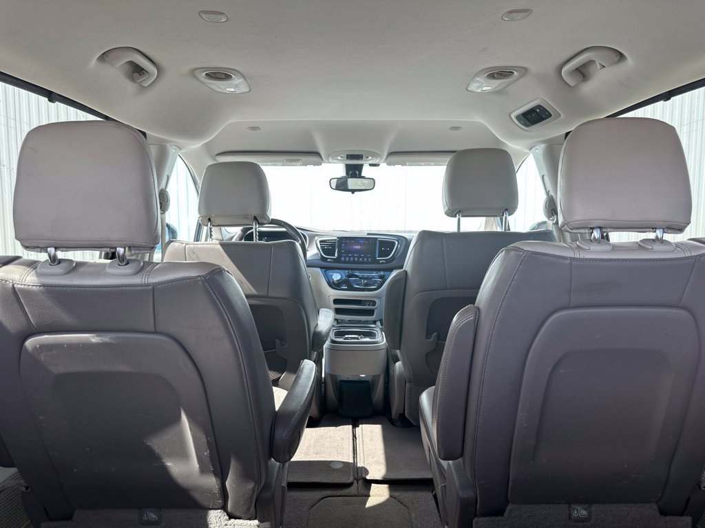 Used 2017 Chrysler Pacifica Touring-L FWD image 25