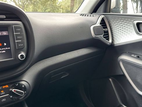 Used 2025 Kia Soul LX w/ LX Technology Package FWD image 33