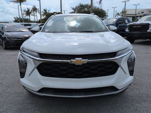 Used 2024 Chevrolet Trax LT w/ Driver Confidence Package FWD image 3