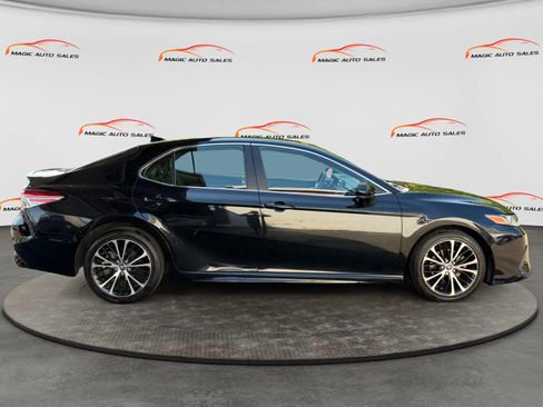 Used 2020 Toyota Camry SE FWD image 6