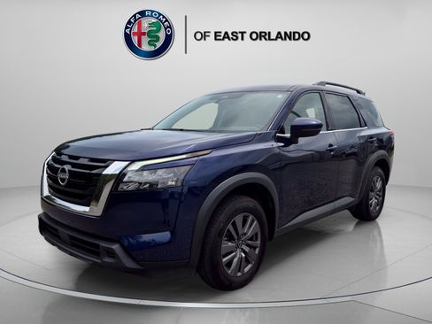 Used 2025 Nissan Pathfinder SV FWD image 3