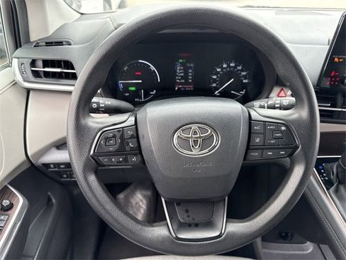 Used 2024 Toyota Sienna LE image 12