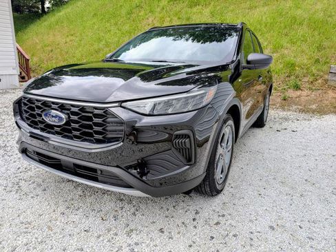 Used 2025 Ford Escape ST-Line w/ Cold Weather Package FWD image 4