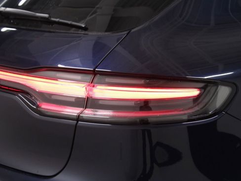 Certified 2022 Porsche Macan S AWD/4WD image 12