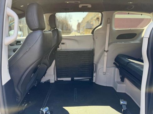 Used 2020 Chrysler Pacifica Touring-L image 32