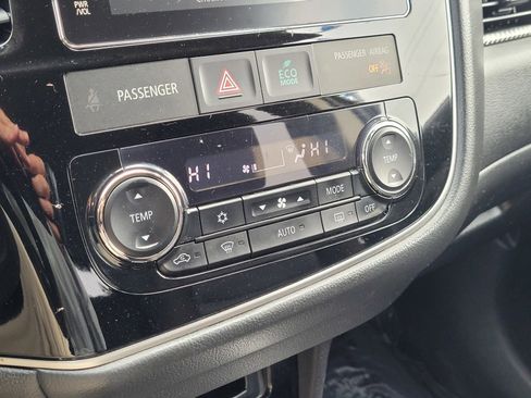 Used 2018 Mitsubishi Outlander SE image 25