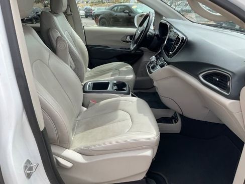 Used 2021 Chrysler Pacifica Touring-L FWD image 20