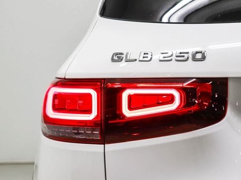 Used 2022 Mercedes-Benz GLB 250 4MATIC image 11