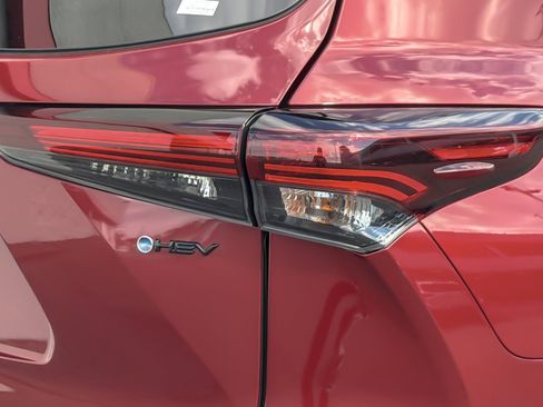 Certified 2025 Toyota Highlander XLE image 27