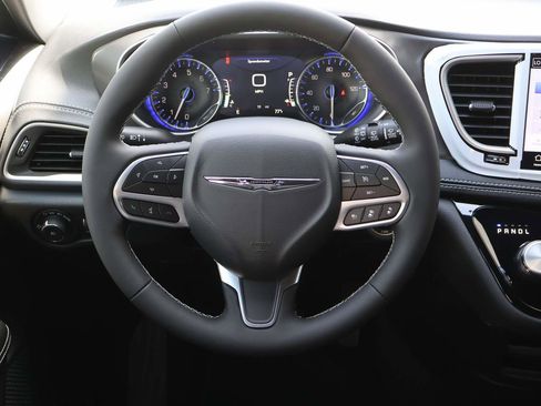 New 2026 Chrysler Pacifica Select FWD image 14