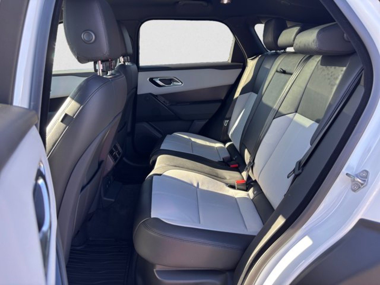 New 2026 Land Rover Range Rover Velar Dynamic SE AWD/4WD image 18