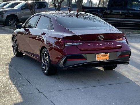 Used 2025 Hyundai Elantra Limited image 4