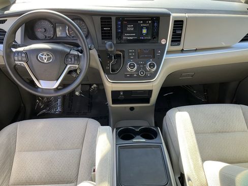 Used 2015 Toyota Sienna LE image 37