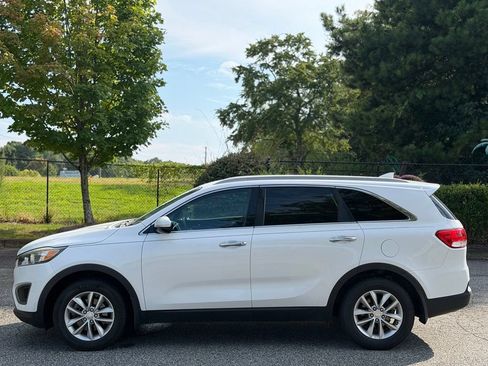 Used 2016 Kia Sorento FWD w/ LX Convenience Package image 2