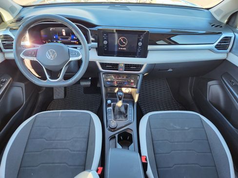 Certified 2025 Volkswagen Taos SE image 19