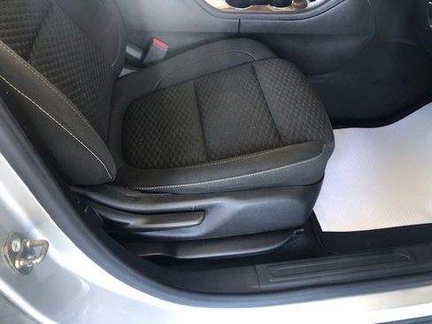 Used 2018 GMC Acadia SLE image 27