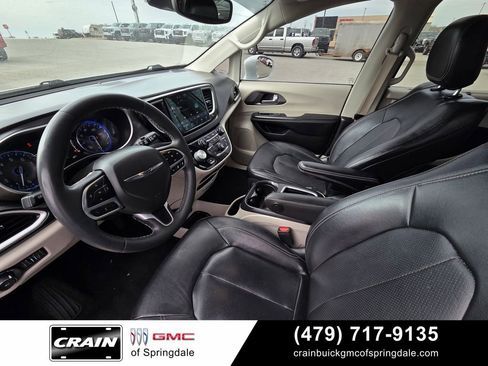 Used 2022 Chrysler Pacifica Touring-L FWD image 10