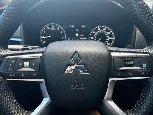 Used 2023 Mitsubishi Outlander SE image 16