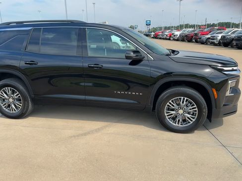 Used 2025 Chevrolet Traverse LT image 2