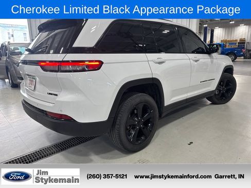 Used 2024 Jeep Grand Cherokee Limited w/ Black Appearance Package AWD/4WD image 8