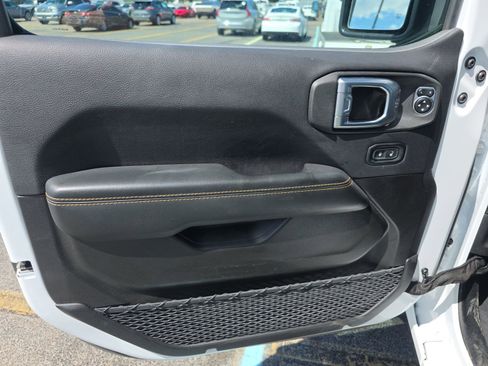 Used 2025 Jeep Wrangler Unlimited Sahara w/ Safety Group AWD/4WD image 13